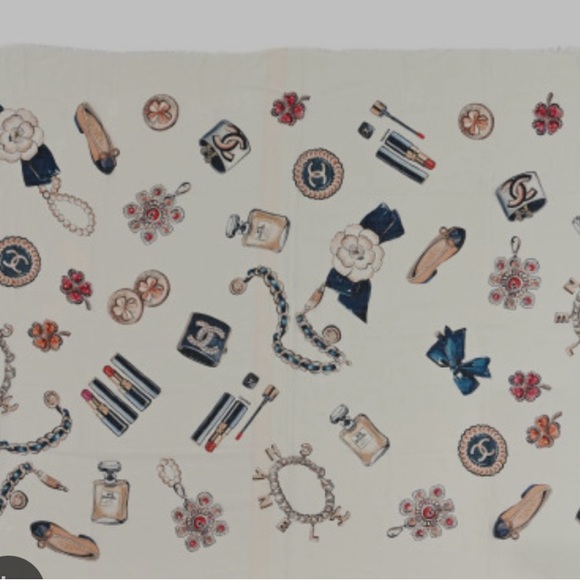 Authentic CHANEL Cream Iconic Motif Scarf Cashmere
Gripoix XL Shawl - Picture 2 of 3